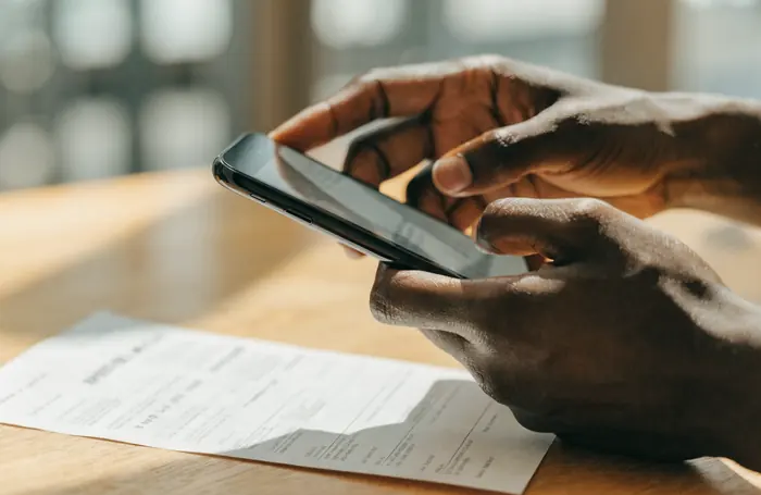 Une personne photographie son ordonnance avec son téléphone